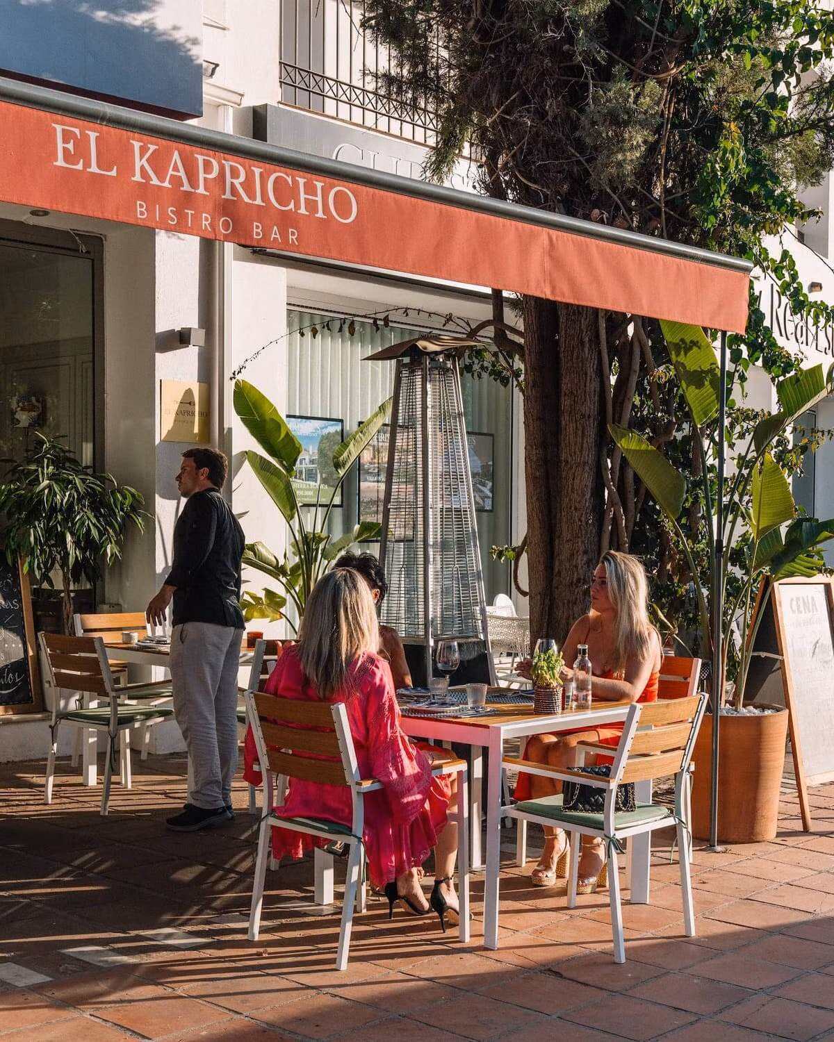 El Kapricho Bistro Bar Restaurante: the room