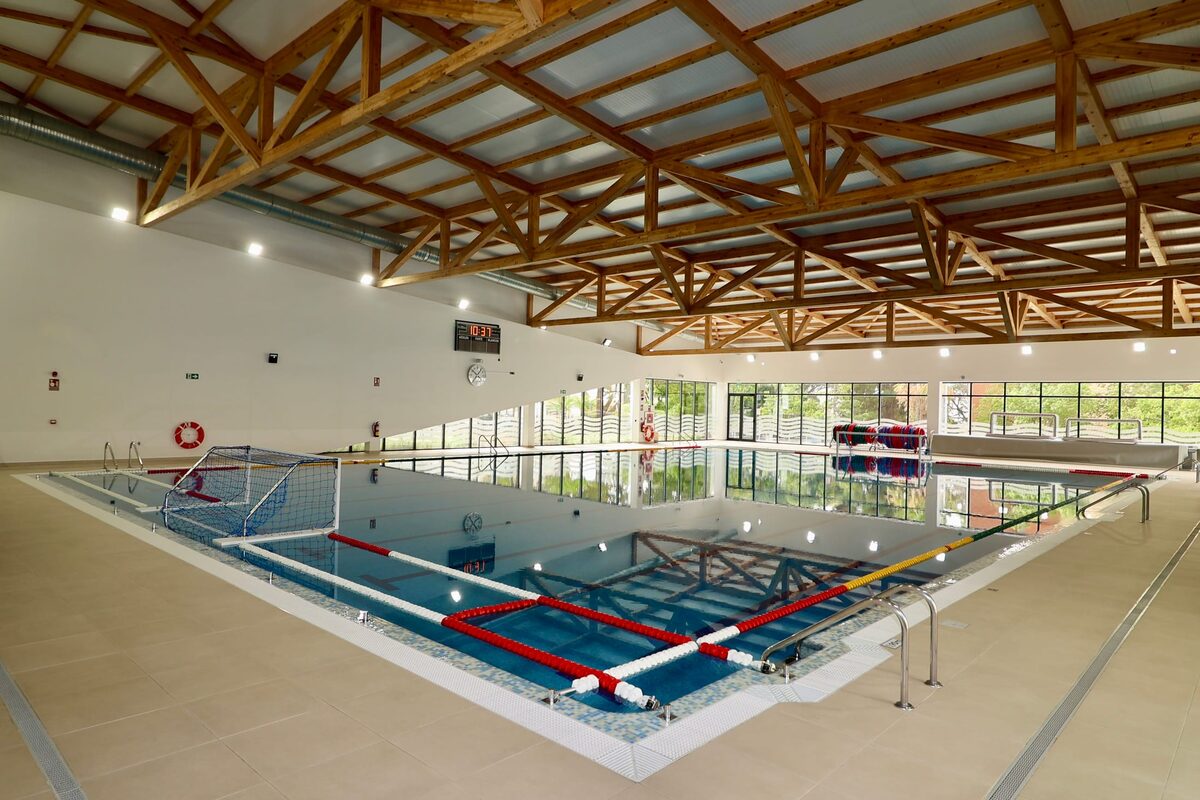 The indoor pool hall at Piscina Municipal Salduba, Marbella's municipal pool