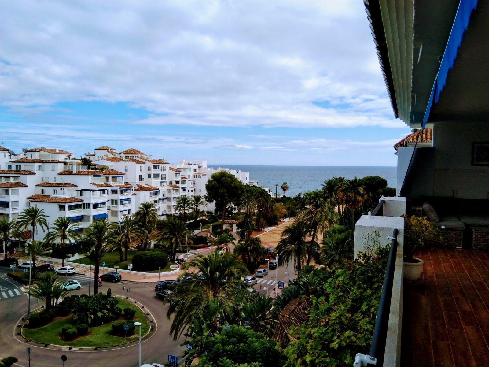 Apartments in Nueva Andalucía with a view towards the sea