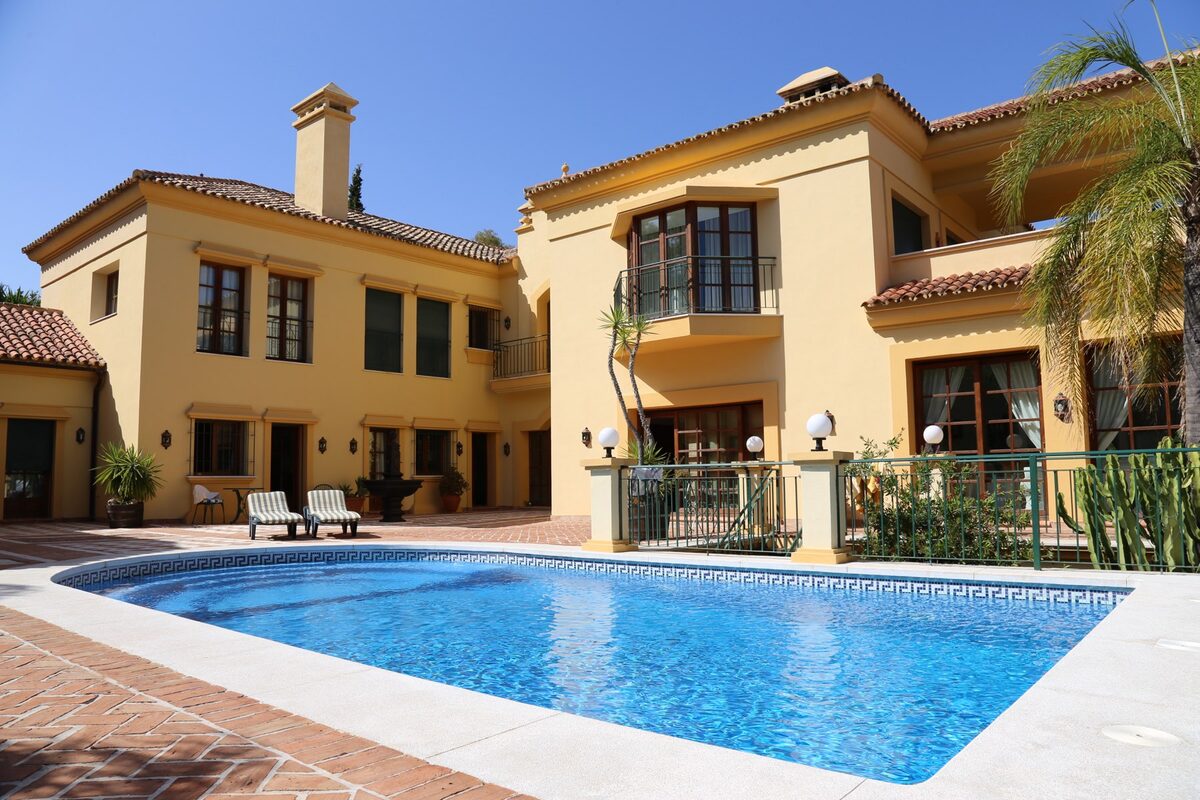 A villa with pool in Marbella