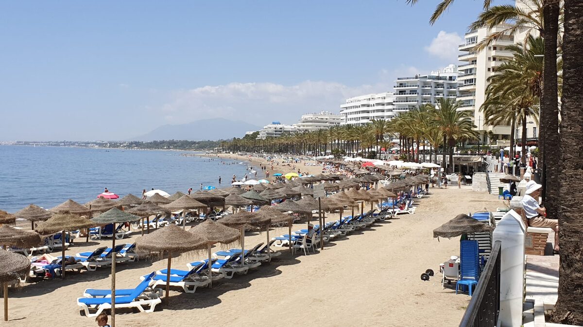 Playa de la Fontanilla, Marbella, looking along the sand to the sea